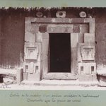 Entr&eacute;e de la maison dun ancien corregidor de Tiahuanaco. Construite avec les pierres des ruines.